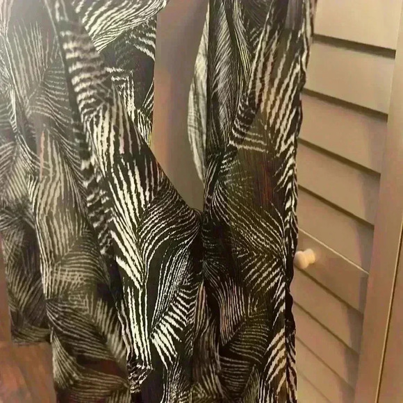 Michael Kors Palm Print V-Neck Poncho Tunic Top Size 1X Black, White & Gold - Picture 6 of 7